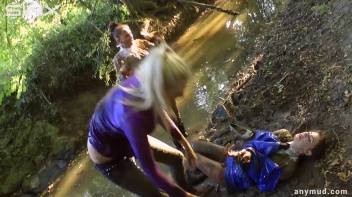 Naughty Thief Gets Into Muddy Catfight With Police Woman Screencap 83 on sinx.preview.netperv.com