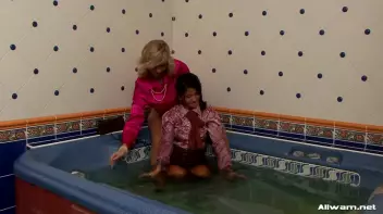 Lady Love In The Tub Screencap 52 on sinx.preview.netperv.com