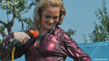 Messy blonde hoses herself down Screencap 16 on sinx.preview.netperv.com