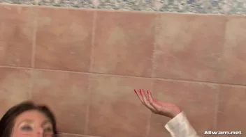 This Tub Is Fit For a Queen! Screencap 100 on sinx.preview.netperv.com