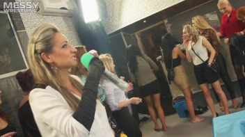 Messy Wrestling: Oiled Up Babes Go Tit For Tat In The Pit! Screencap 4 on sinx.preview.netperv.com