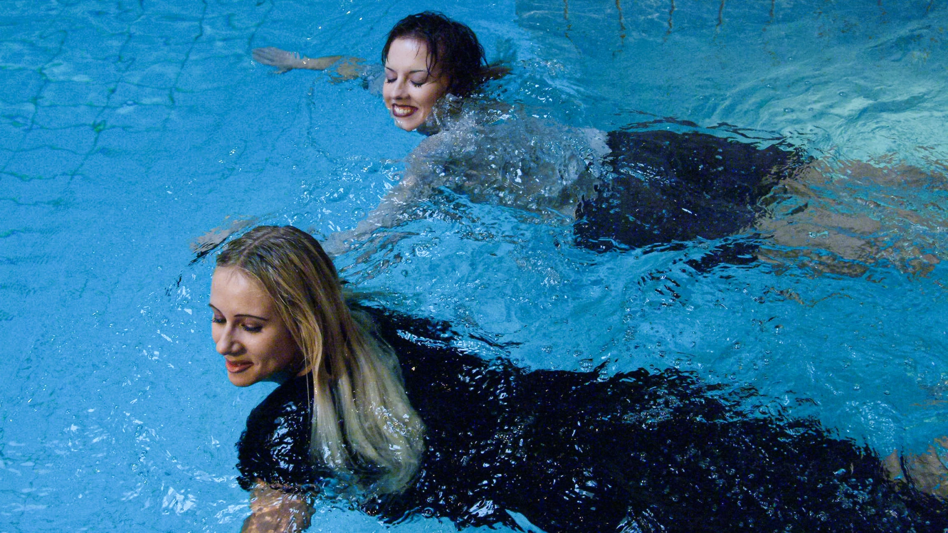 Gorgeous Models Get Wet For The Gym Guys! on sinx.preview.netperv.com