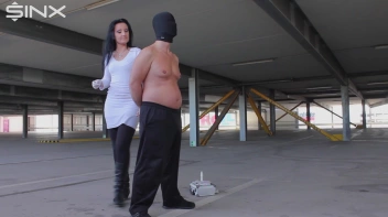 Im Parkhaus die Nippel genadelt Screencap 15 on sinx.preview.netperv.com