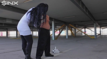 Im Parkhaus die Nippel genadelt Screencap 23 on sinx.preview.netperv.com