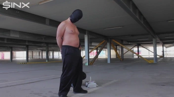 Im Parkhaus die Nippel genadelt Screencap 25 on sinx.preview.netperv.com