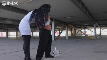 Im Parkhaus die Nippel genadelt Screencap 43 on sinx.preview.netperv.com