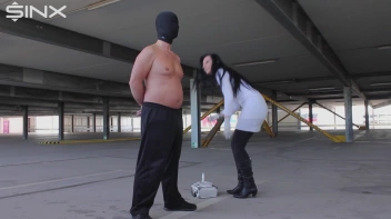 Im Parkhaus die Nippel genadelt Screencap 6 on sinx.preview.netperv.com