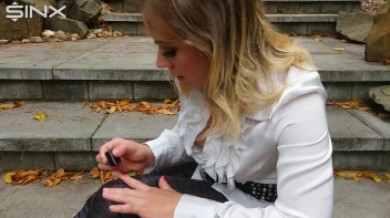 Blonde Babe Paints Her Nails Screencap 26 on sinx.preview.netperv.com