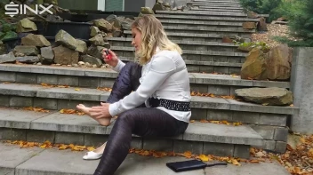 Blonde Babe Paints Her Nails Screencap 4 on sinx.preview.netperv.com