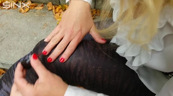 Blonde Babe Paints Her Nails Screencap 43 on sinx.preview.netperv.com