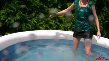 Leony vs. Kate: Wetlook Catfight! Screencap 100 on sinx.preview.netperv.com