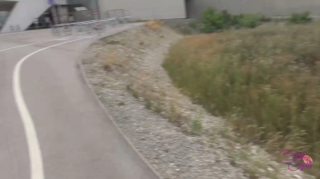 Mit vollgespritzem Gesicht zur U - Bahn Screencap 30 on sinx.preview.netperv.com