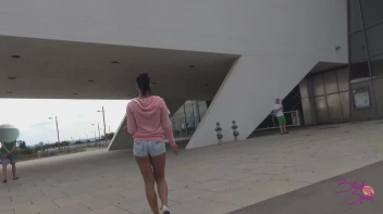 Mit vollgespritzem Gesicht zur U - Bahn Screencap 33 on sinx.preview.netperv.com