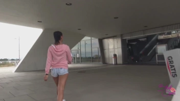 Mit vollgespritzem Gesicht zur U - Bahn Screencap 34 on sinx.preview.netperv.com