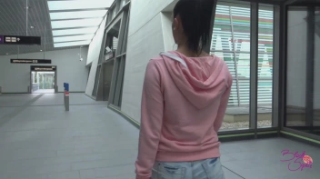 Mit vollgespritzem Gesicht zur U - Bahn Screencap 40 on sinx.preview.netperv.com