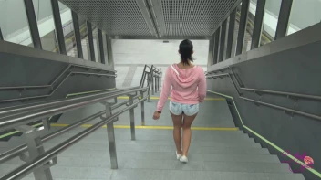 Mit vollgespritzem Gesicht zur U - Bahn Screencap 42 on sinx.preview.netperv.com