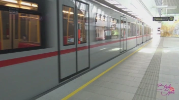 Mit vollgespritzem Gesicht zur U - Bahn Screencap 49 on sinx.preview.netperv.com