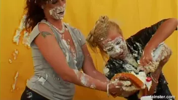 Pie Fight! Screencap 28 on sinx.preview.netperv.com