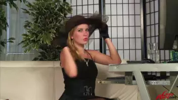 Leony Loves It Live And Pissy Screencap 9 on sinx.preview.netperv.com