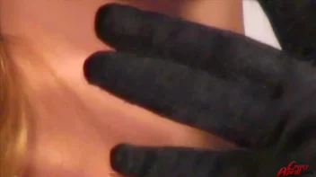 Leony Loves It Live And Pissy Screencap 3 on sinx.preview.netperv.com