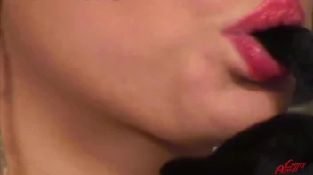 Leony Loves It Live And Pissy Screencap 4 on sinx.preview.netperv.com