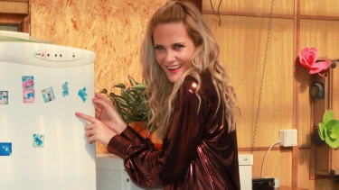 Latest deal - Messy blonde hoses herself down