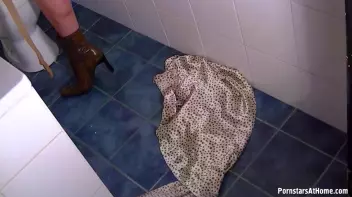 Leony's Very Satisfying Piss! Screencap 52 on sinx.preview.netperv.com