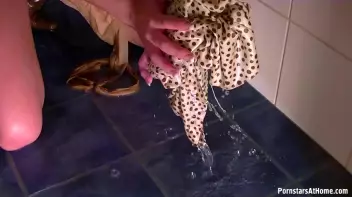 Leony's Very Satisfying Piss! Screencap 59 on sinx.preview.netperv.com