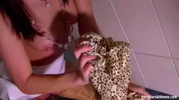 Leony's Very Satisfying Piss! Screencap 60 on sinx.preview.netperv.com