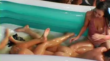 Slide On In To The Oil, Ladies Screencap 78 on sinx.preview.netperv.com