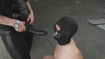 Blas Ihn tief , den Gummischwanz Screencap 3 on sinx.preview.netperv.com