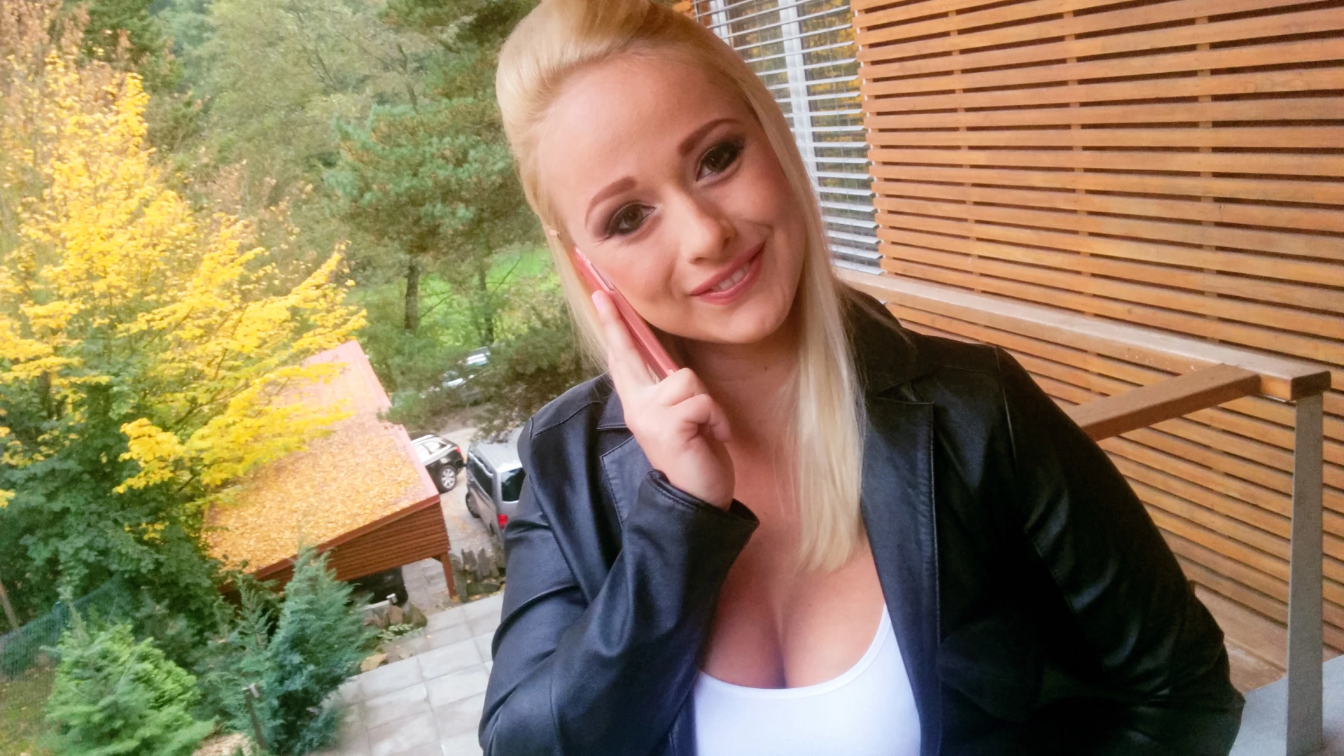 Titty Bouncing Blonde Smokes Outside on sinx.preview.netperv.com