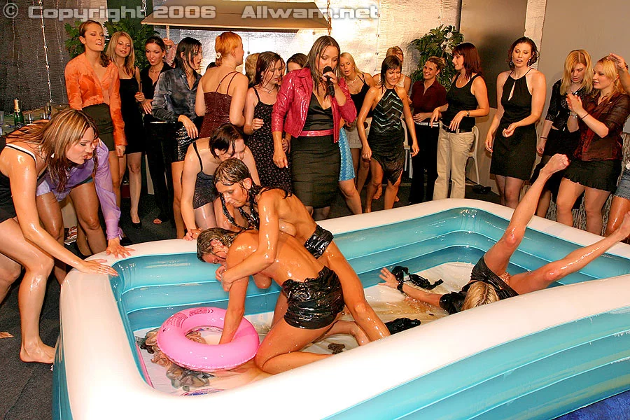 Christina Lee vs. Sarah Cross In The Mud on sinx.preview.netperv.com