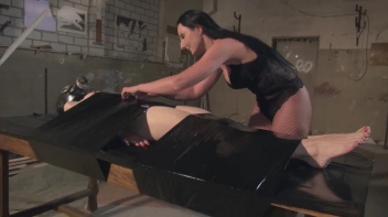 Fixiert und ausgekitzelt Screencap 3 on sinx.preview.netperv.com