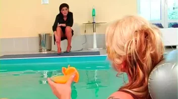 Play Fighting Turns Serious In The Pool Screencap 2 on sinx.preview.netperv.com