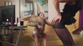 Piss Lesbos - Rachel Evans & Leony Aprill Screencap 16 on sinx.preview.netperv.com