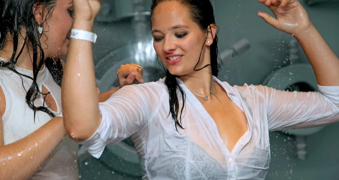 Sexy Wet Booty shaking on sinx.preview.netperv.com