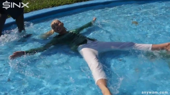 Gorgeous Girls Get Wet And Messy In The Park Screencap 17 on sinx.preview.netperv.com