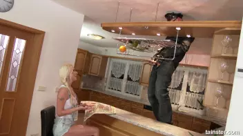 Police officer pissing in action Screencap 7 on sinx.preview.netperv.com