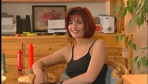 Latest deal - Yvonne besorgt es sich mit dem Dildo